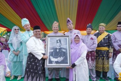Bupati Afni Pimpin Kafilah Siak pada Pawai Ta'aruf MTQ XLIV Provinsi Riau