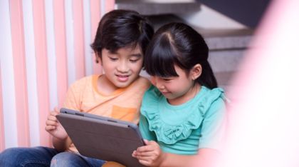 Ilustrasi anak bermain medsos. Sumber: Internet