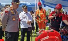 Kapolri beserta rombongan meninjau stan RAPP dalam kegiatan Gelar Kesiapan Penanggulangan Kebakaran Hutan dan Lahan (Karhutla) di SPN Polda Riau. 