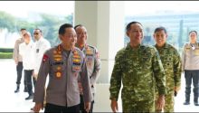 Panglima TNI Jenderal TNI Agus Subiyanto dan Kapolri Jenderal Polisi Listyo Sigit Prabowo di sela pertemuan di Mabes TNI beberapa waktu lalu. Sumber: Jawa Pos