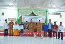 Wabup Syamsurizal Ajak Mustahik Menjadi Muzaki Saat Serahkan Zakat Baznas