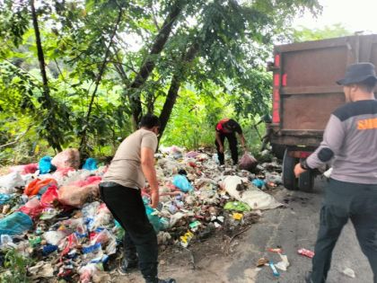 Polsek Tualang Bergerak Cepat Atasi Sampah Menumpuk di Simpang Gondrong