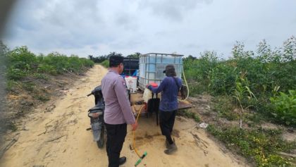 Polsek Sungai Mandau Pantau Kebun Jagung Tumpang Sari PT RAPP, Pastikan Pasokan Air Tetap Terjaga