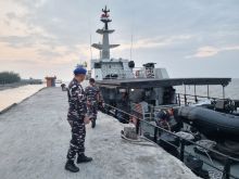 KRI Lepu-861 Ekspedisi Rupiah Berdaulat Bersama BI Disambut Antusias Warga Bengkalis