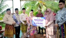 Bupati Kasmarni Serahkan Bantuan Korban Puting Beliung di Desa Api-Api