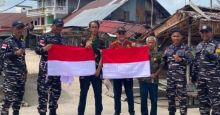 Pos TNI AL dan Kesbangpol Bengkalis Bagikan Bendera Merah Putih di Kampung Nelayan