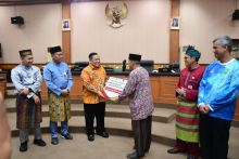  Penyerahan Program CSR BRK Syariah berupa hadiah umrah kepada guru teladan 