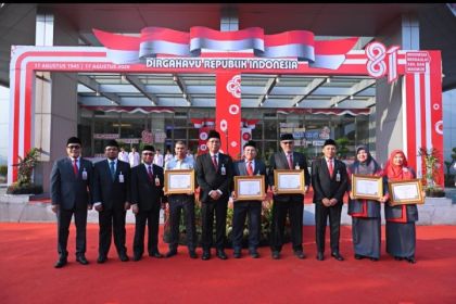 Penyerahan piagam apresiasi pada perwakilan pegawai BRKS 
