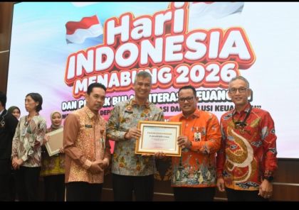 Pimpinan BRKS terima dua penghargaan dari OJK Riau