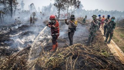 Petugas memadamkan api. Sumber: CNN Indonesia