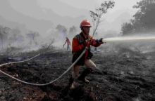 Proses pendinginan dalam upaya pemadamanan kebakaran hutan dan lahan (karhutla). Sumber: Internet