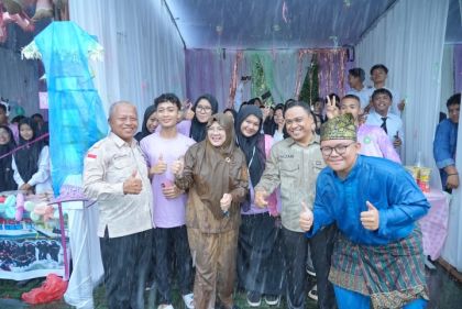 Dalam Guyuran Hujan, Bupati Afni Buka Kompetisi Gema Pros Tingkat SMP se-Kabupaten Siak