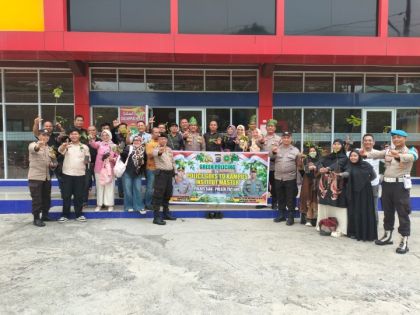 Green Policing Masuk Kampus, Kapolsek Tualang Serahkan 30 Bibit Pohon ke Institut Master