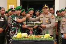 Perkuat Sinergitas di HUT TNI ke-81, Kapolres Siak Boyong Tumpeng dan Kejutan ke Makodim dan Brigif