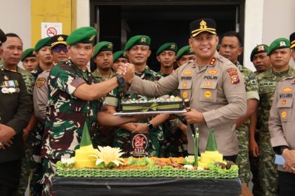 Perkuat Sinergitas di HUT TNI ke-81, Kapolres Siak Boyong Tumpeng dan Kejutan ke Makodim dan Brigif