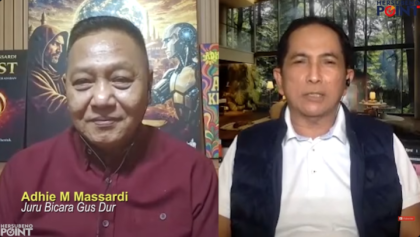 Hersubeno Arief seorang jurnalis senior bersama mantan Juru Bicara Presiden ke-4 RI Abdurrahman Wahid atau Gus Dur, Adhie M Massardi. (Screenshot/YouTube/HersubenoPoint)