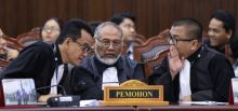Kuasa Hukum Pemohon Refly Harun bersama Bambang Widjojanto dan Pemohon Denny Indrayana saat mengikuti sidang pengucapan putusan sengketa Perselisihan Hasil Pemilihan Umum Presiden dan Wakil Presiden, Selasa (06/10) di Ruang Sidang MK. Foto: mkri.id