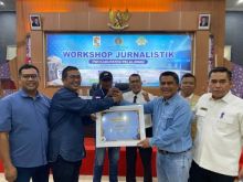 Ketua PWI Riau, Raja Isyam Anwar didampingi Ketua PWI Pelalawan, Samsul Bahri menyerahkan penghargaan kepada RAPP melalui Media and External Relations RAPP, Budhi Firmansyah.