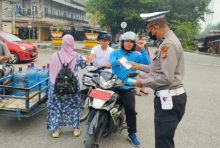 Antisipasi Dampak Asap Karhutla, Satlantas Polres Siak dan Puskesmas Bagikan Masker di Bundaran Kwalian