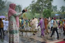 Perdana, 41 Perangkat Daerah Tampilkan Wajah Pelayanan di Pawai HUT ke-27 Siak