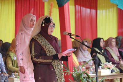 Berbaju Melayu Sultanah Latifah, Bupati Afni Pimpin Upacara HUT Siak, Sampaikan Pesan Kesetiaan dan Keadilan