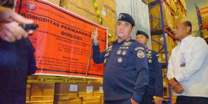 Tim KKP mengamankan udang impor yang diduga tidak sesuai peruntukan di Jawa Timur. Dalam operasi tersebut, 144 ton udang vaname asal Ekuador ditemukan di PT BMI Lamongan. Foto: Dokumentasi KKP.
