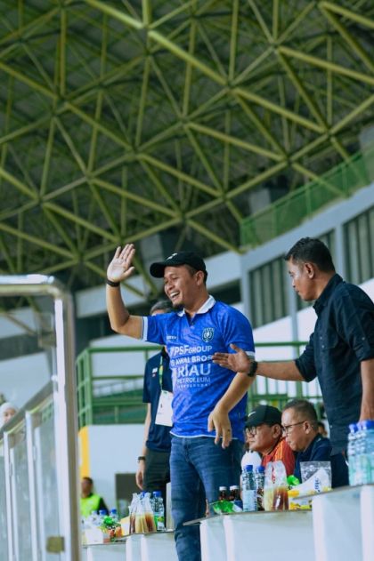 Potret Wako Pekanbaru Agung Nugroho Nonton Laga PSPS Pekanbaru vs PSMS Medan di Liga 2. (Foto: Istimewa)