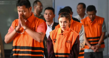 Kasubdit Pengelolaan Bantuan dan Kedaruratan BNPB sekaligus pejabat pembuat komitmen Gabriel Purwaka Sigit (kiri), Bima Setiawan (kanan) pihak swasta yang merupakan adik Kepala BNPB Letjen TNI Suharyanto, dan pihak swasta Syifa Nrika Ghifarian (kedua kiri) berjalan mengenakan rompi tahanan seusai me