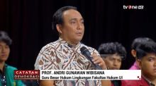 Guru Besar Hukum Lingkungan Universitas Indonesia (UI), Andri Gunawan Wibisana. (YouTube/TvOne/Catatan Demokrasi)