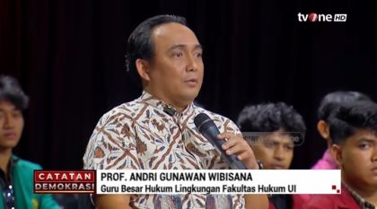 Guru Besar Hukum Lingkungan Universitas Indonesia (UI), Andri Gunawan Wibisana. (YouTube/TvOne/Catatan Demokrasi)