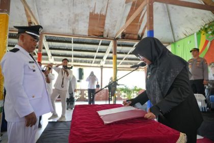 Bupati Siak Lantik Markus Jadi Penghulu Keranji Guguh, Ajak Warga Gotong Royong Benahi Balai Kampung