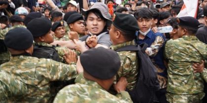 Potret Aksi Demontrasi Mahasiswa di Bundaran HI yang Dihadang TNI AD. (Foto: YLBHIndonesia)